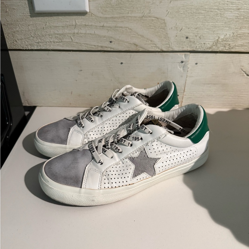 Vintage Havana White and Gray Athletic Shoes